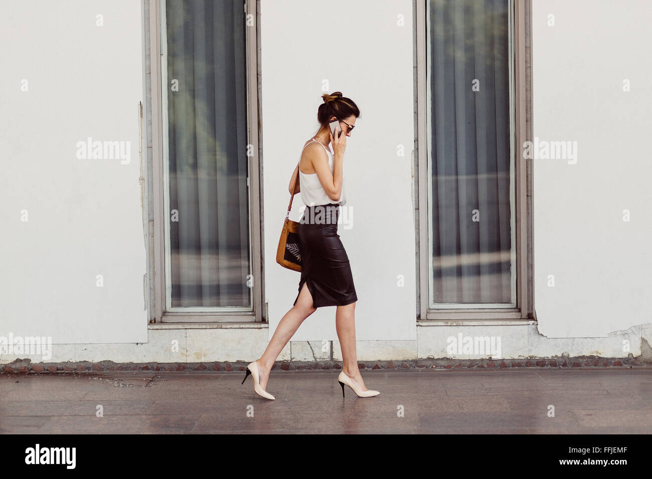 Donna di affari con il telefono cellulare Foto Stock