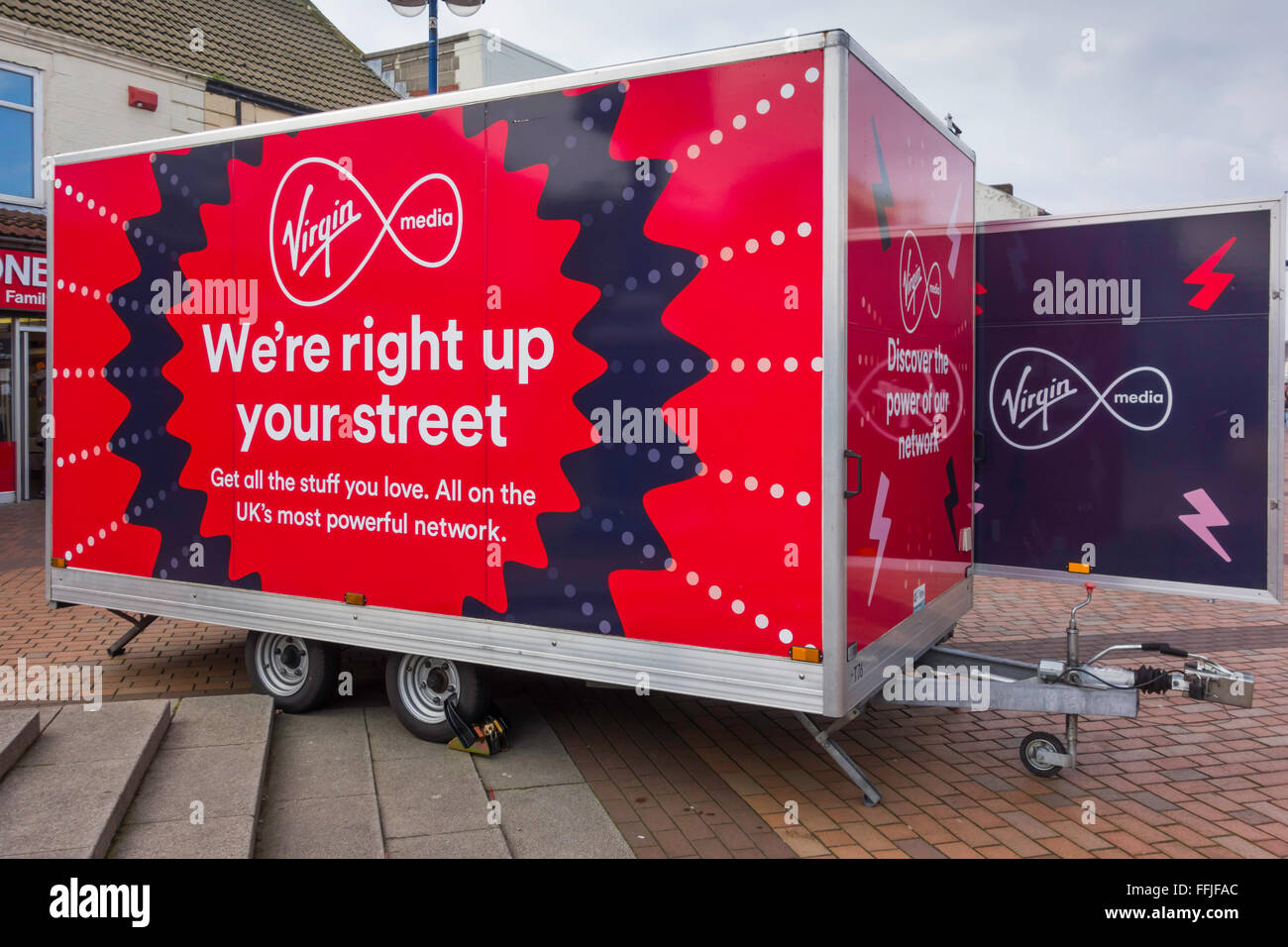 Caravan promozionali per Virgin Media telefono a banda larga e di servizi televisivi in una piccola città High Street Foto Stock