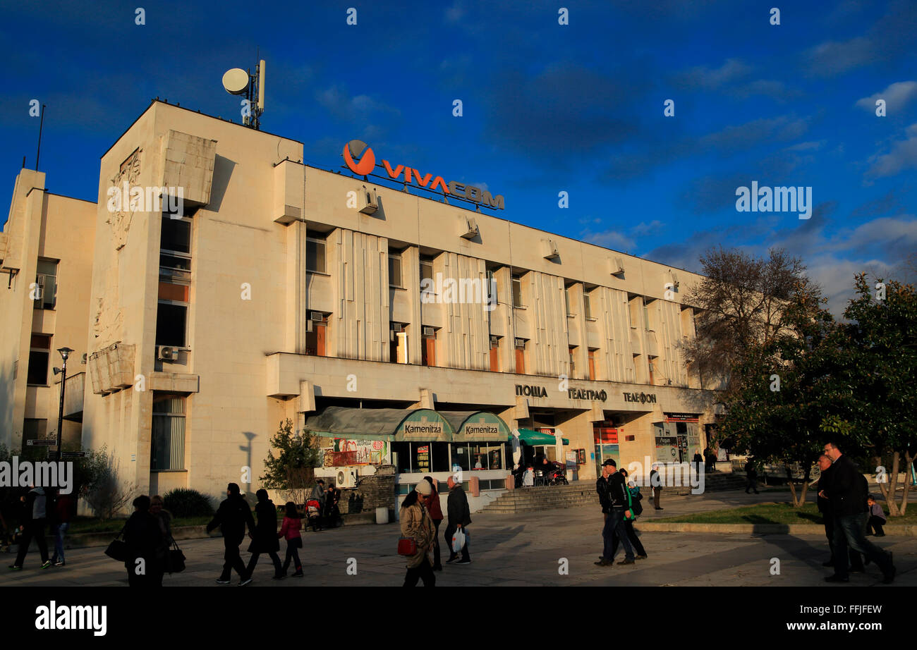 Persone che passeggiano sera d'inverno, la piazza centrale di Plovdiv, Bulgaria, Europa orientale Foto Stock