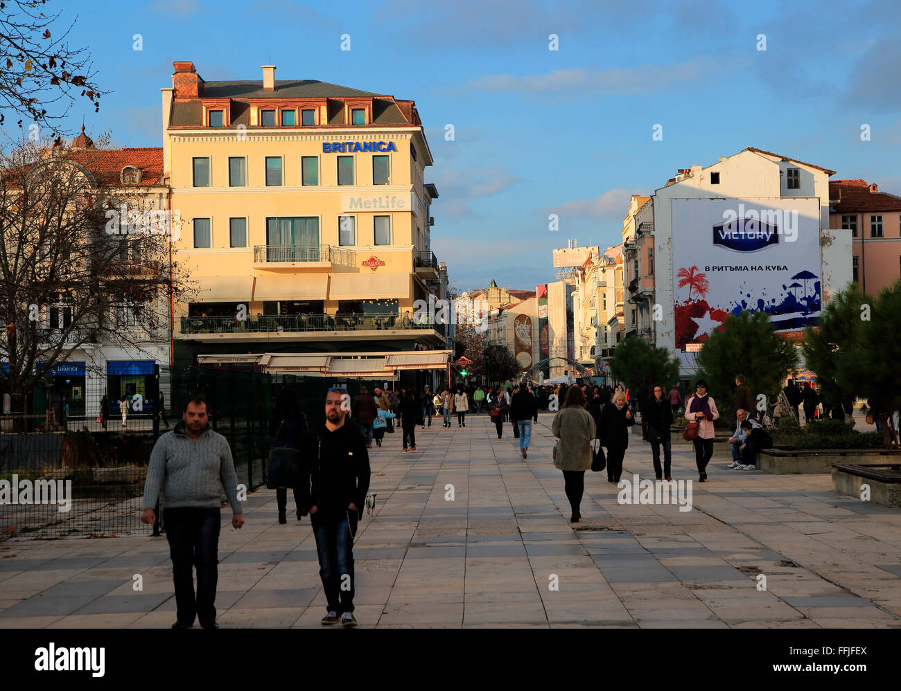 Persone che passeggiano sera d'inverno, Knyaz Aleksandar street, nel centro città di Plovdiv, Bulgaria, Europa orientale Foto Stock