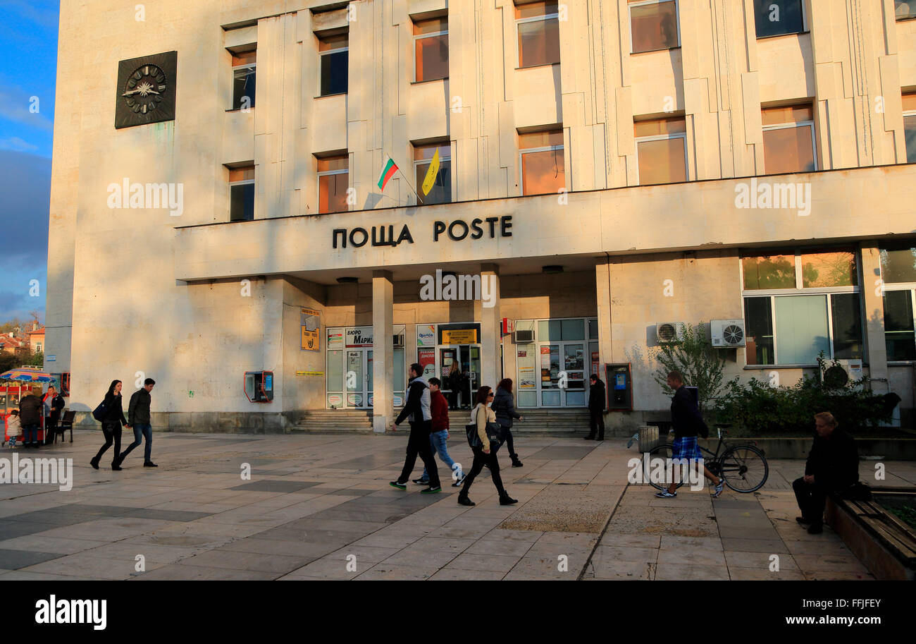 Persone che passeggiano sera d'inverno, Knyaz Aleksandar street, nel centro città di Plovdiv, Bulgaria, Europa orientale Foto Stock