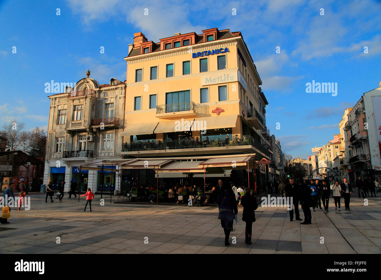 Persone che passeggiano sera d'inverno, Knyaz Aleksandar street, nel centro città di Plovdiv, Bulgaria, Europa orientale Foto Stock