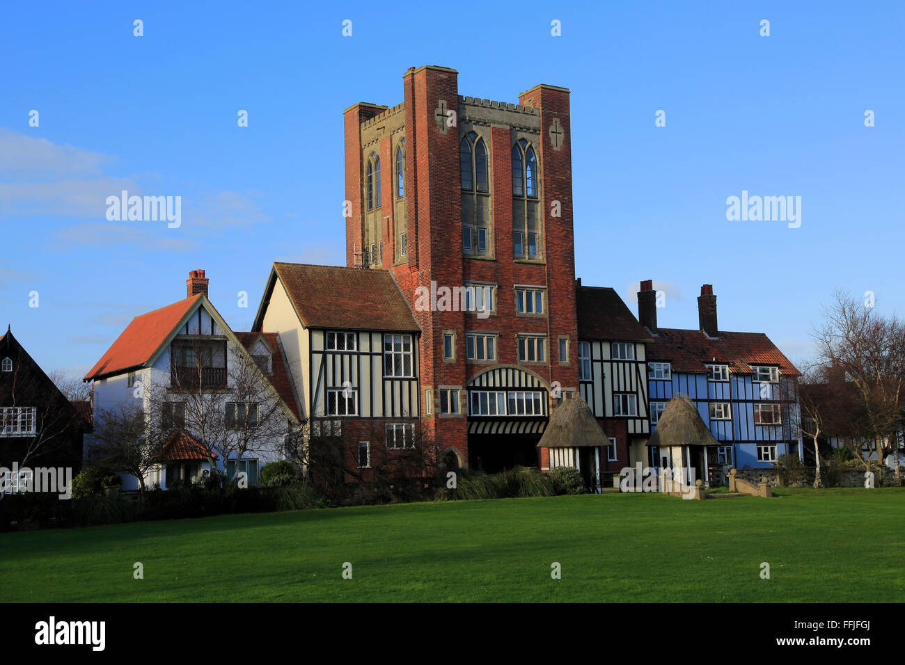 Eccentrico mock Tudor architettura del Water Tower e case, Thorpeness, Suffolk, Inghilterra Foto Stock