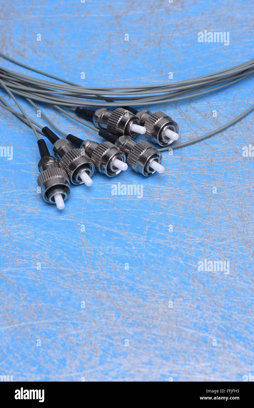 Cavo in fibra ottica pigtail su sfondo blu Foto Stock