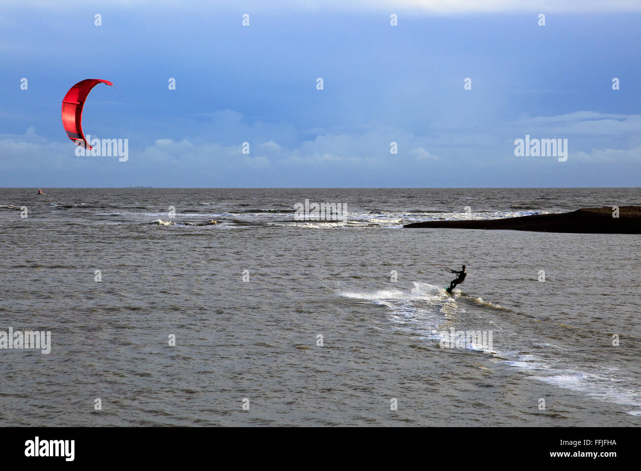 Il kite surf nel Mare del Nord a Shingle Street, Suffolk, Inghilterra, Regno Unito Foto Stock