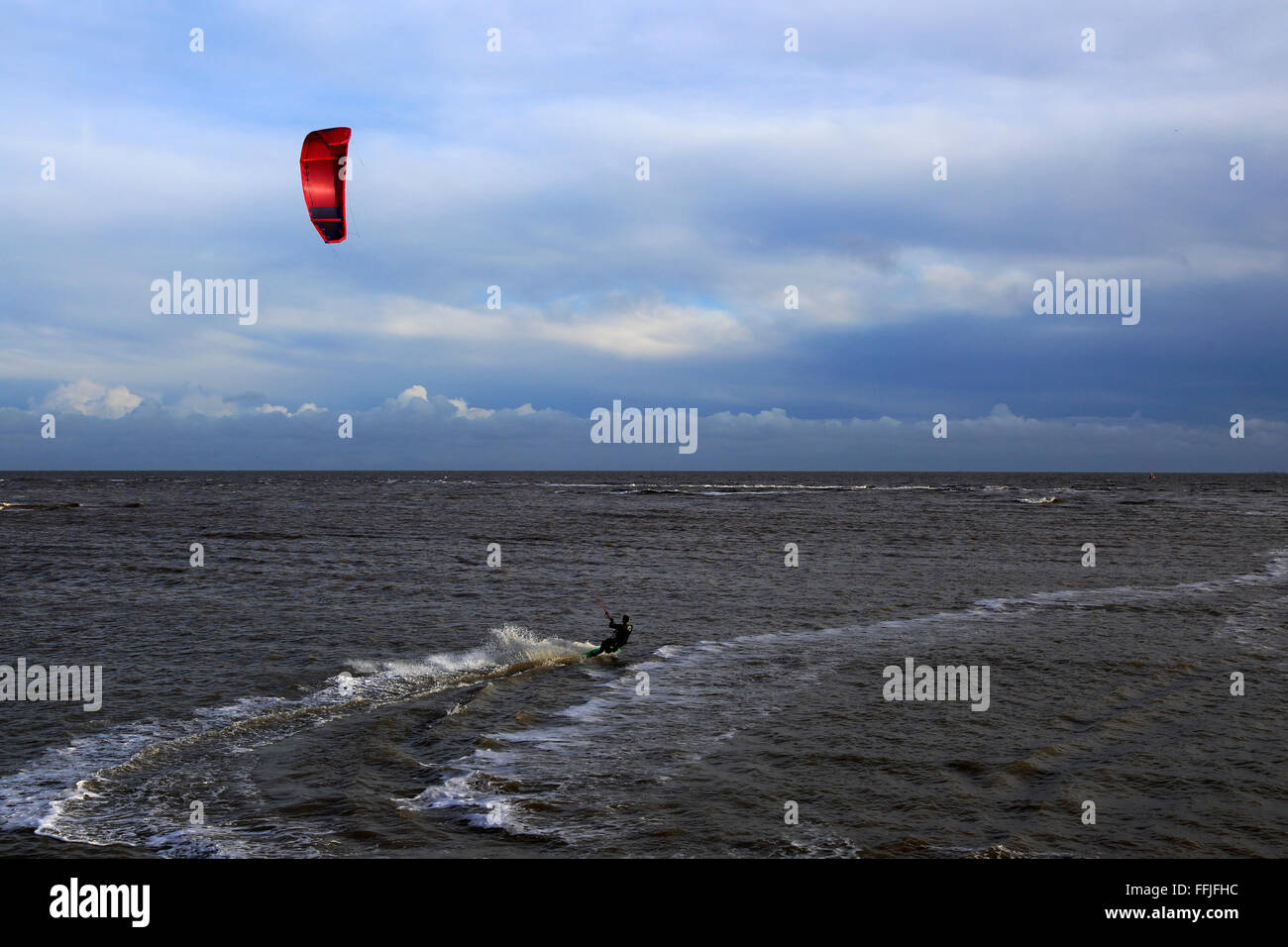 Il kite surf nel Mare del Nord a Shingle Street, Suffolk, Inghilterra, Regno Unito Foto Stock