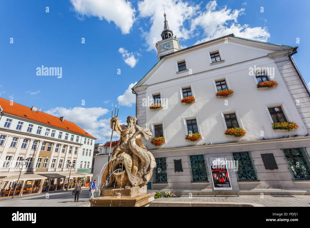 Polonia, Alta Slesia, Gliwice (Gleiwitz), la vista del Rynek la Piazza del Mercato con il Municipio e la Fontana di Nettuno Foto Stock