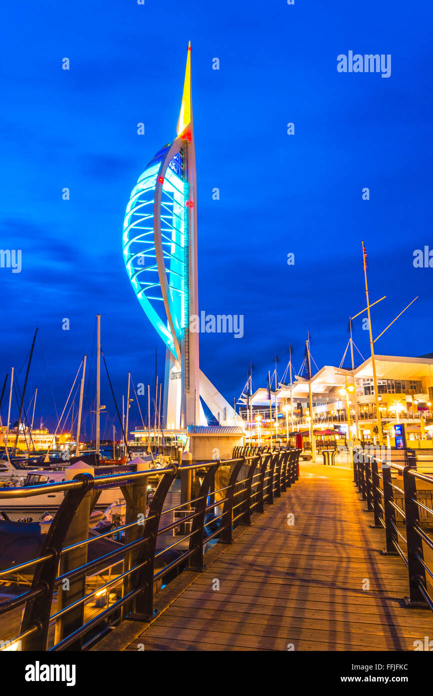 La spinnaker durante la notte, Gunwharf Foto Stock