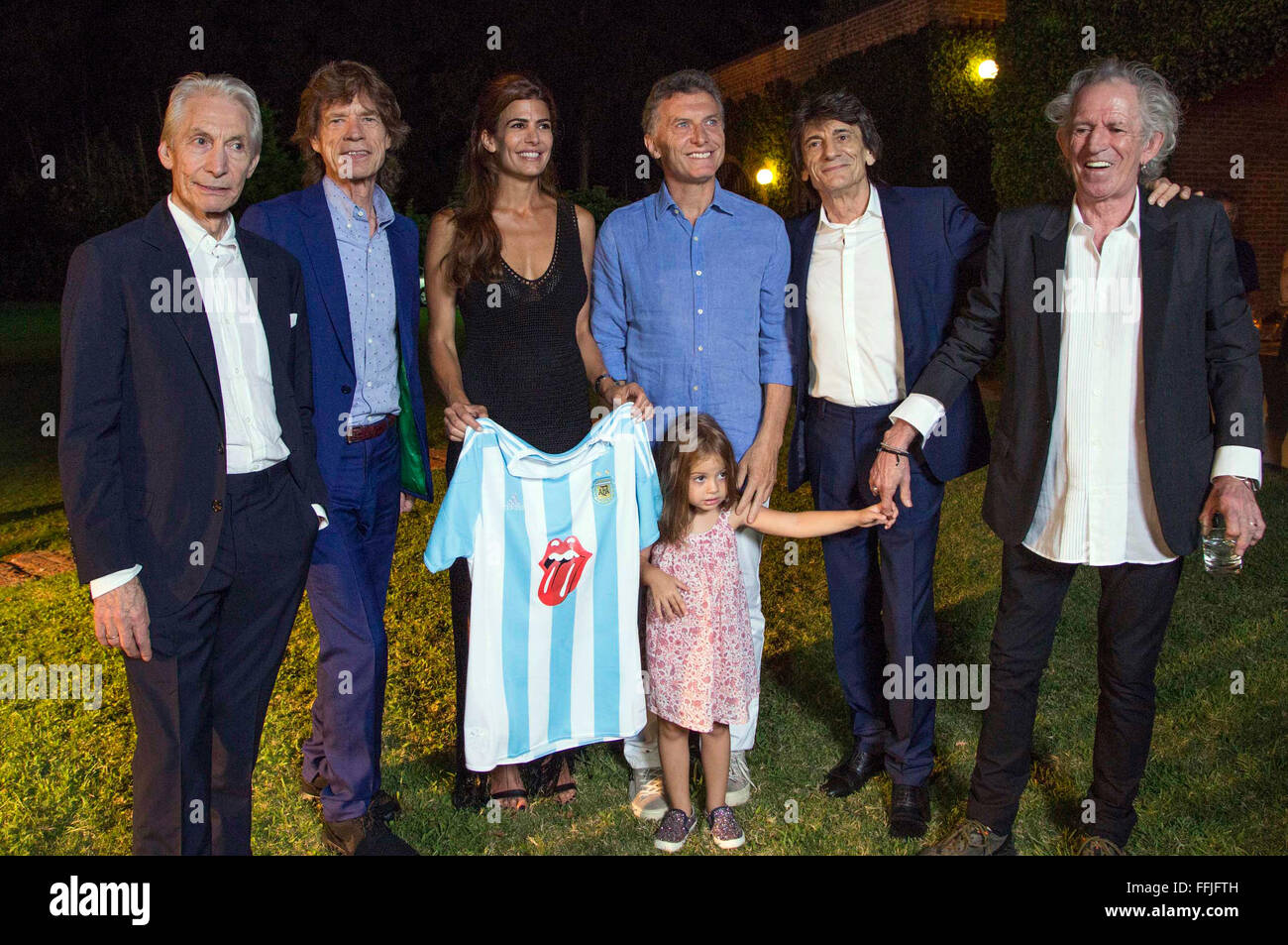 Los Polvorines, Argentina. Xiv Feb, 2016. Argentina del Presidente Mauricio Macri (terza R indietro), accompagnato dalla First Lady Juliana Awada (terza L indietro) e la loro figlia Antonia (anteriore), pone con i membri della British rock band Rolling Stones a Los Polvorines, Provincia di Buenos Aires, Argentina, il 14 febbraio, 2016. © Presidencia/TELAM/Xinhua/Alamy Live News Foto Stock