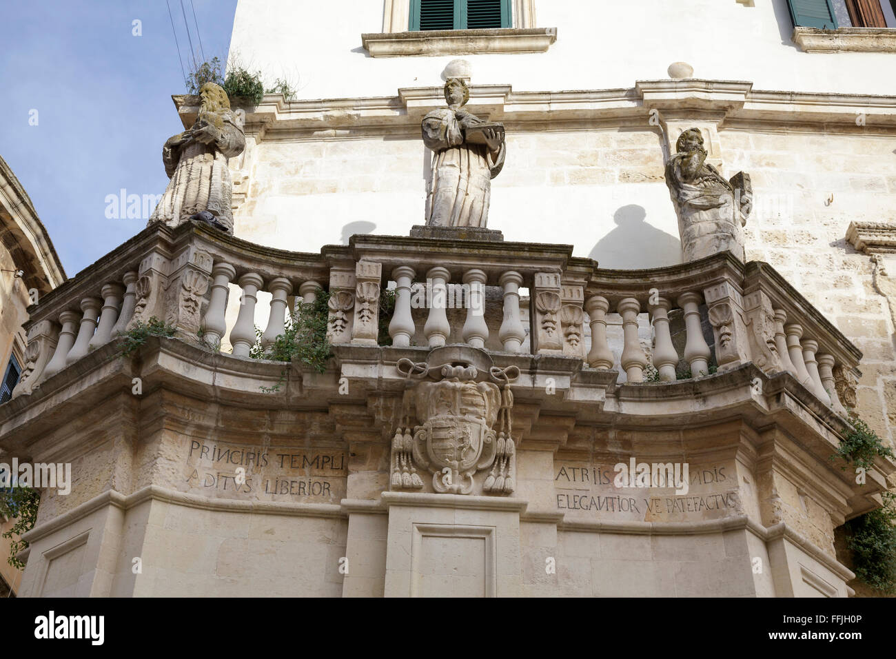 Le statue sulla balaustra all'entrata di Piazza del Duomo, Lecce, Puglia, Italia Foto Stock