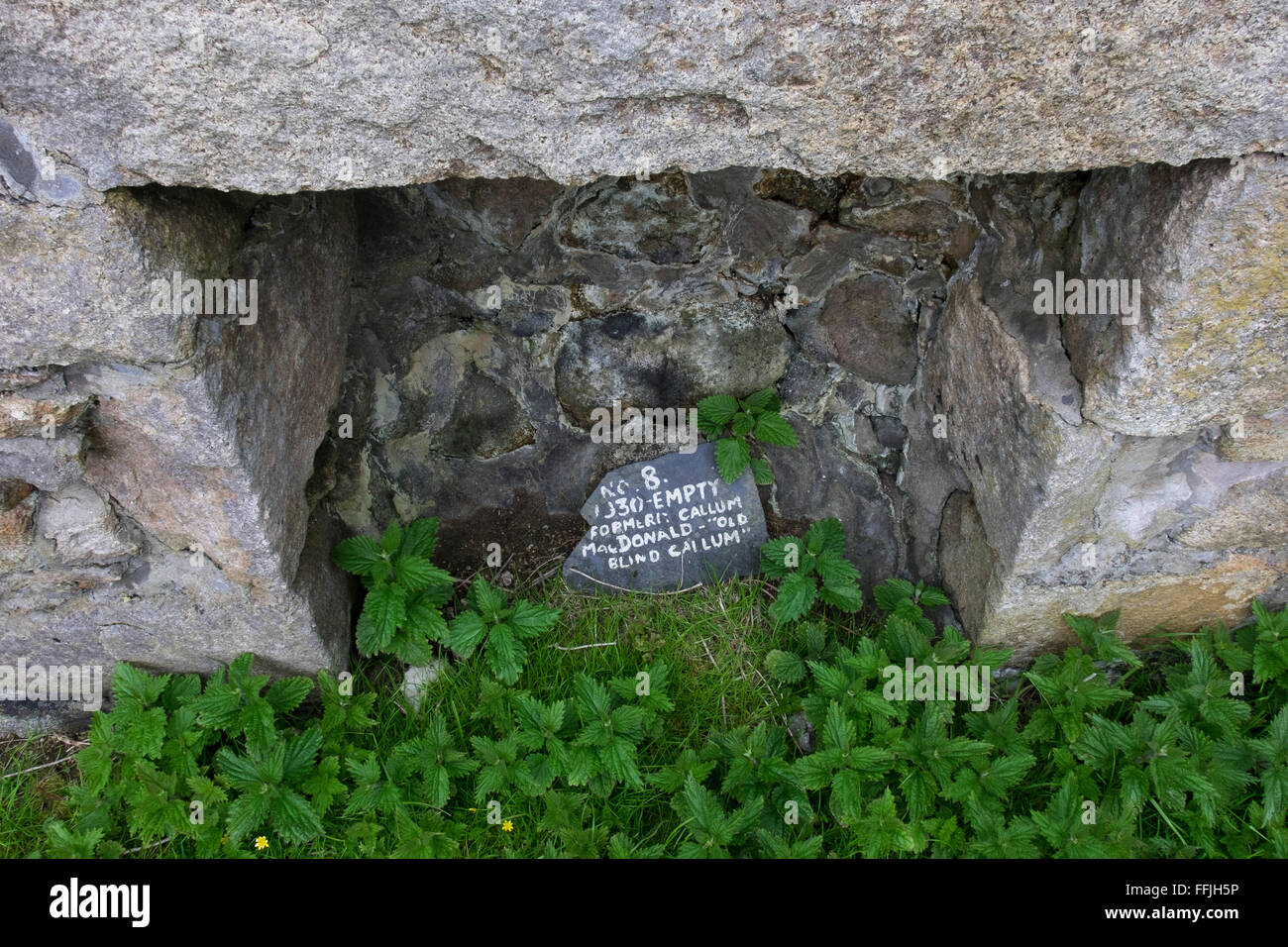 Un focolare o camino di abbandono dei cottage con ortiche in memoria di su St Kilda Foto Stock