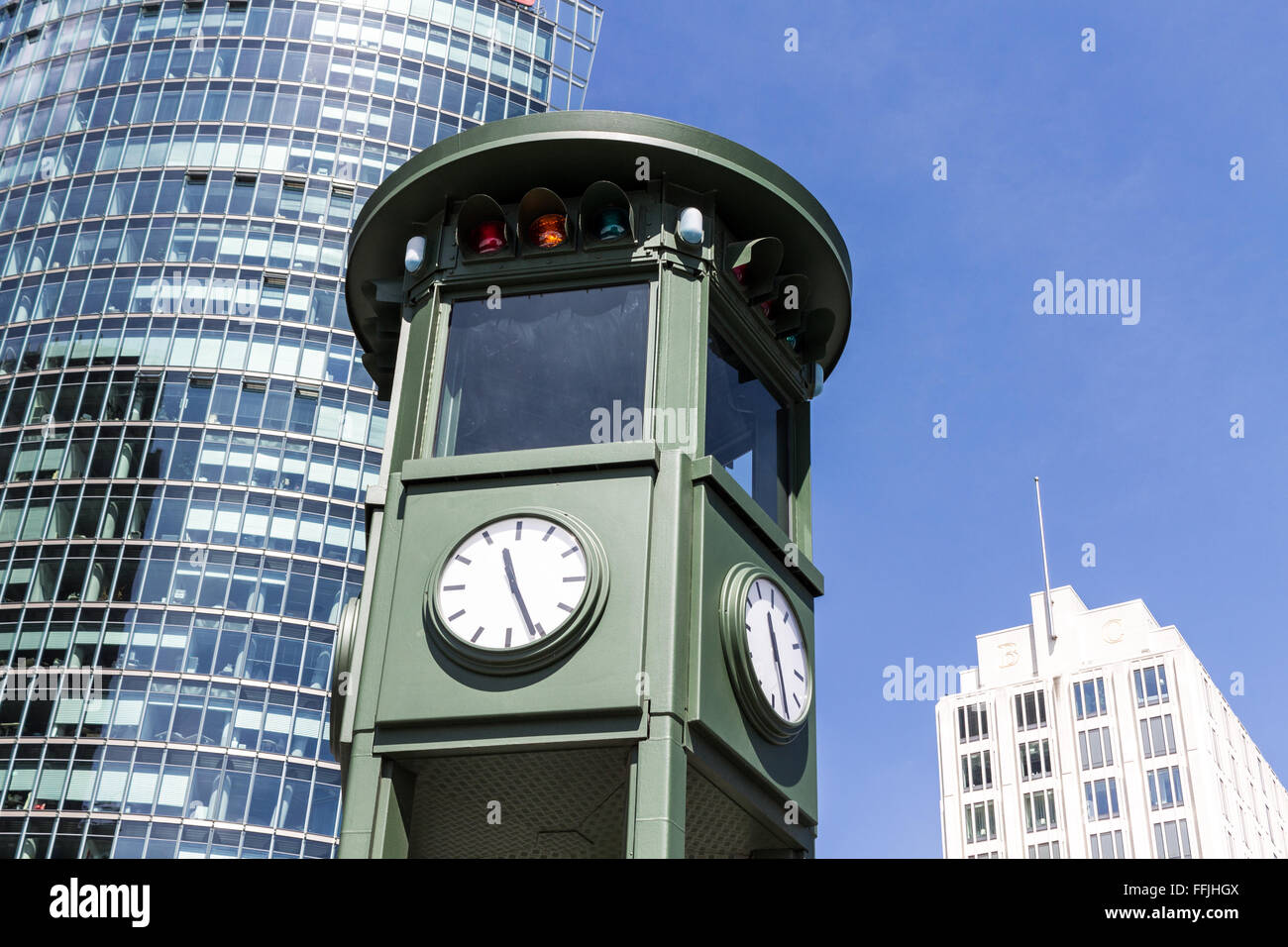 Il controllo di Clock Tower Checkpoint Charlie Berlino Germania Foto Stock