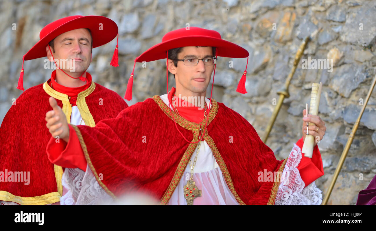 SAILLON, Svizzera - 11 settembre: attori vestiti come i sacerdoti in Saillon Festa Medievale: Marzo 11, 2015 a Saillon, Swit Foto Stock