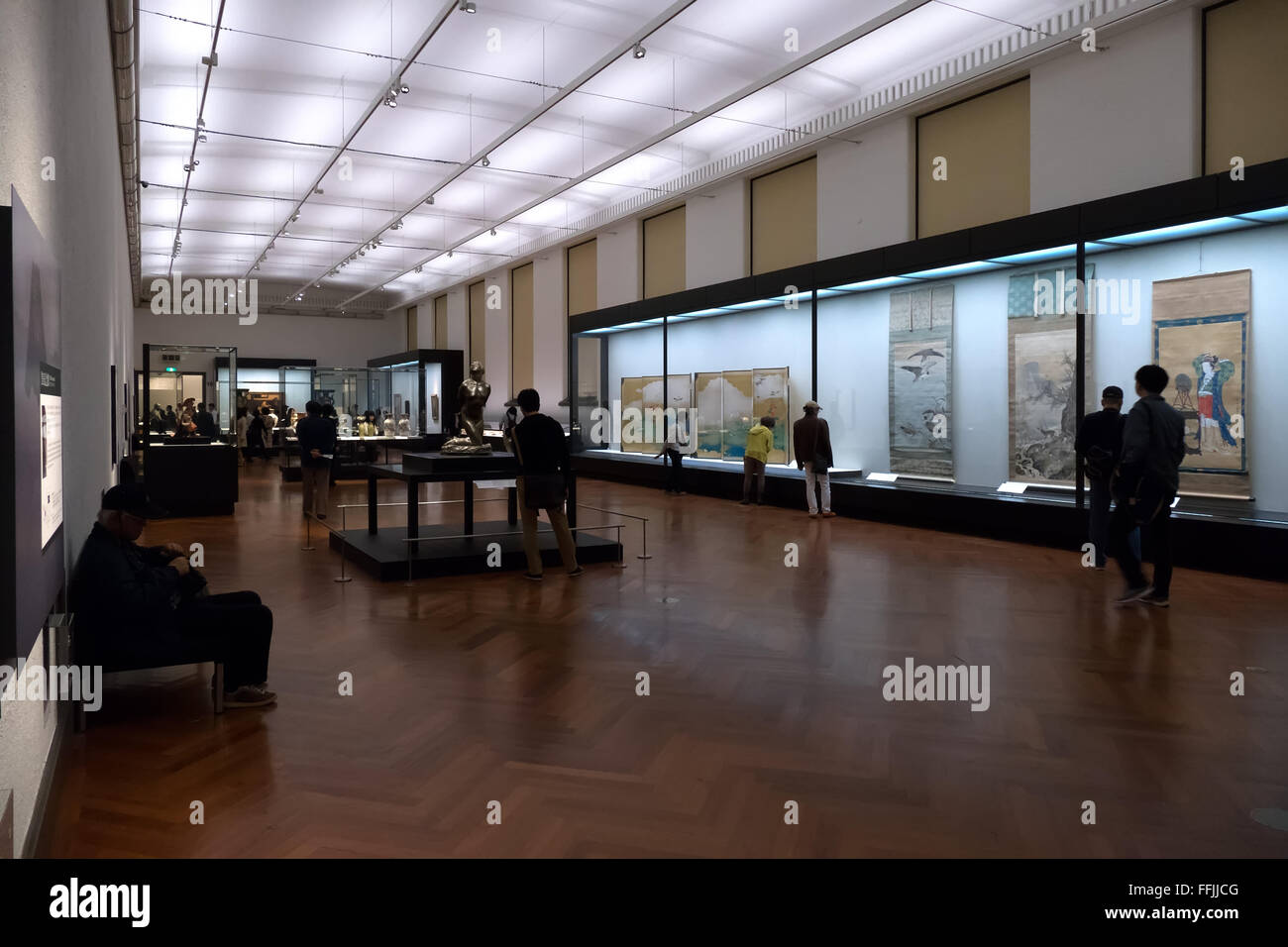 Museo Nazionale di Tokyo, Giappone, Asia. Persone, turisti, visitatori durante la visita. Mostra d'arte, galleria mostra Foto Stock