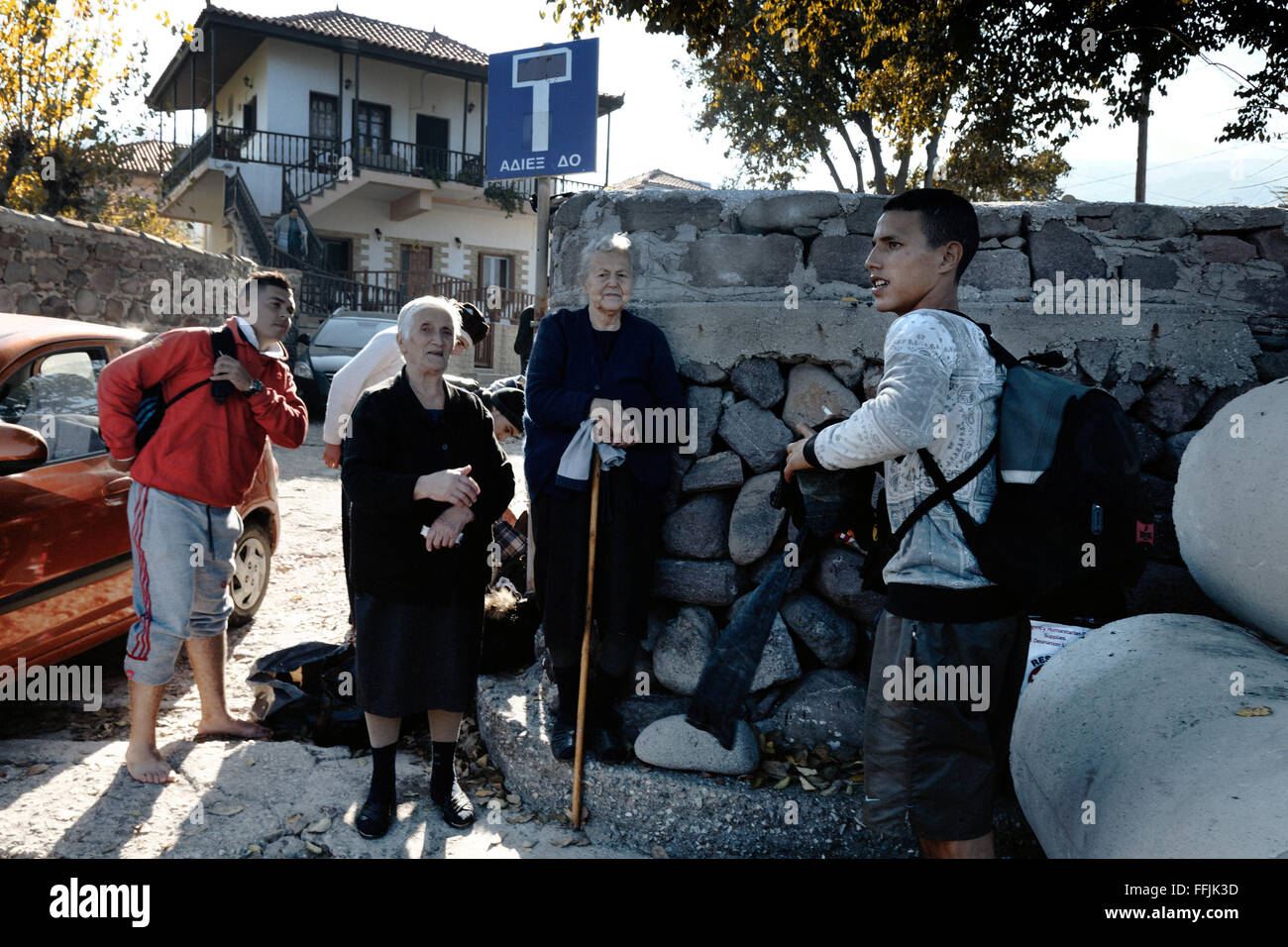 Le donne anziane di Scala Sycamnias e venite a vedere i rifugiati che arrivano. Questo gruppo di donne ha in qualche modo diventare famosi Foto Stock