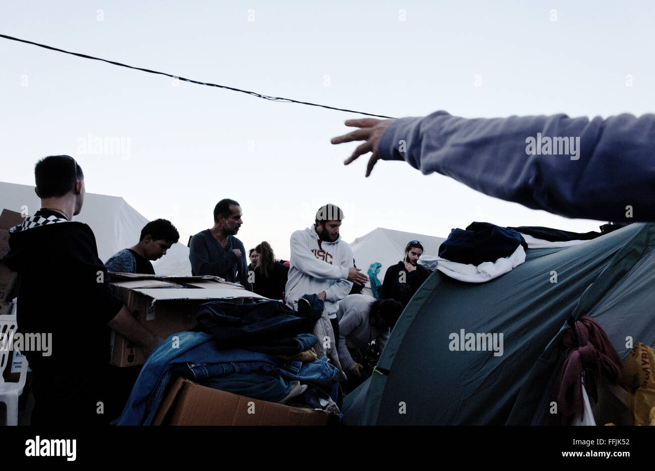 Soildarity team di Platanos organizzare le tende in Platanos. Platanos è un cittadino iniziativa, un'occupazione di terreni Foto Stock