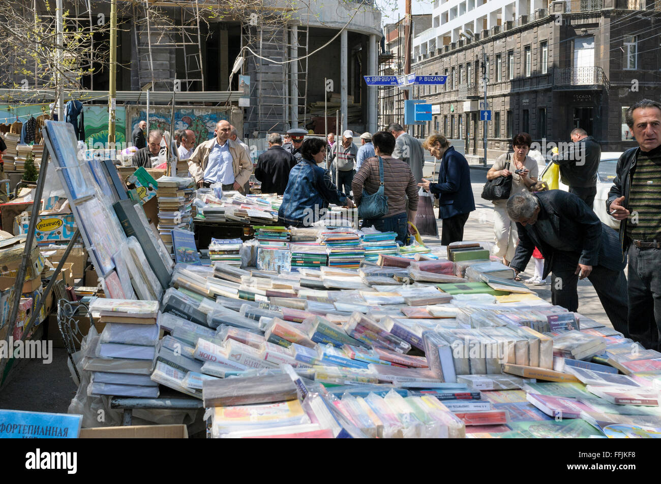 Libri in vendita al vernissage open-air mercatino delle pulci, Yerevan, Armenia Foto Stock