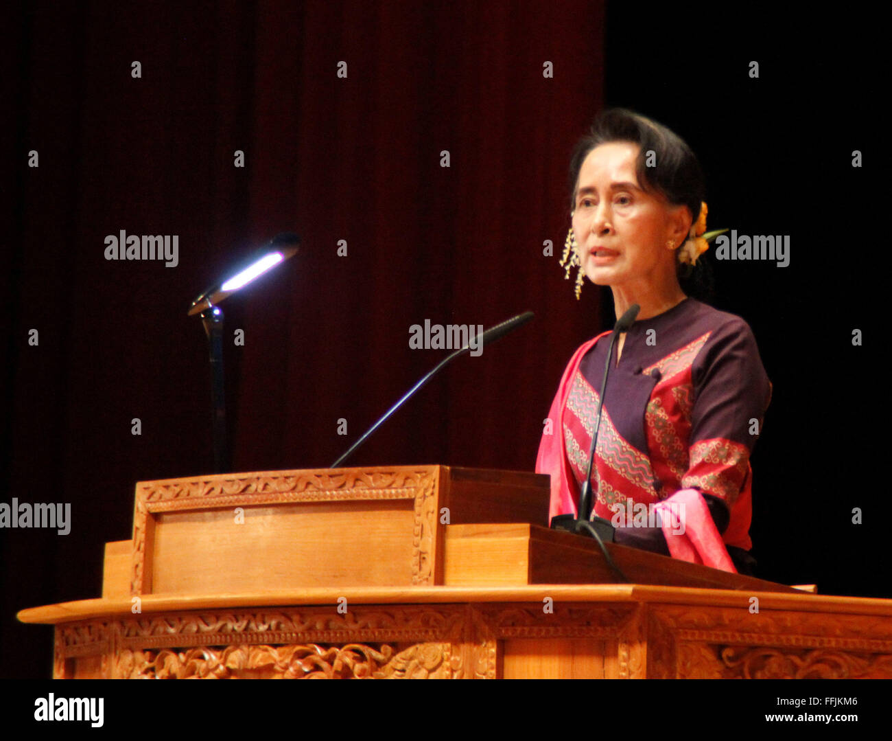 No Gen. Pyi Taw, Myanmar. 15 Feb, 2016. Leader del Myanmar Lega nazionale per la democrazia (NLD) di Aung San Suu Kyi offre un discorso durante un workshop per promuovere le capacità del neoeletto Parlamento europeo membri di Nay Gen. Pyi Taw, Myanmar, Feb 15, 2016. Aung San Suu Kyi ha sottolineato il lunedì che il Parlamento è stato il luogo dove i legislatori dovrebbero servire per gli interessi del popolo del Myanmar per quanto possibile. © U Soe/Xinhua/Alamy Live News Foto Stock