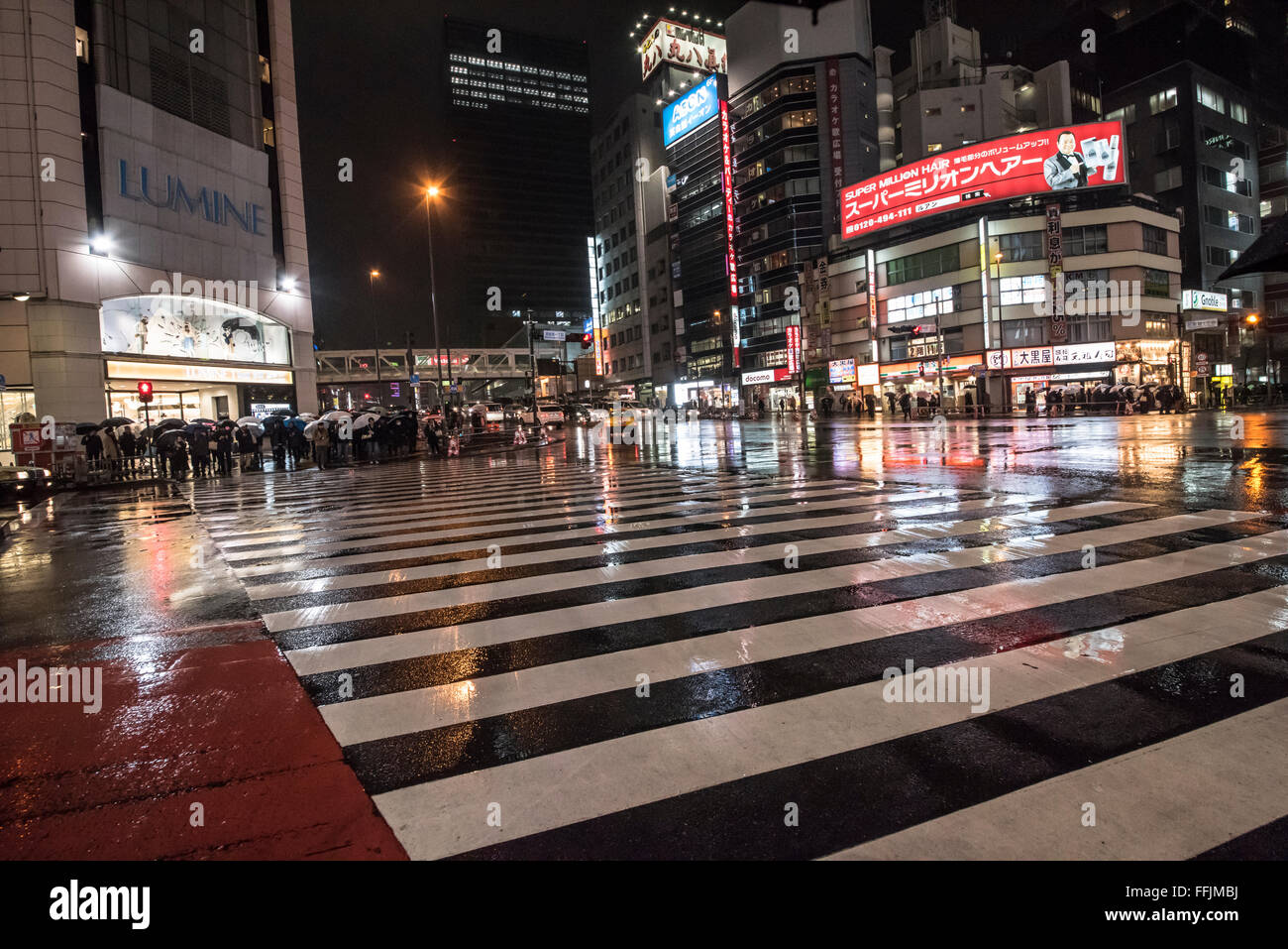 TOKYO, Giappone - 29 Gennaio 2016: scene di strada in Shinjuku in Rain Foto Stock