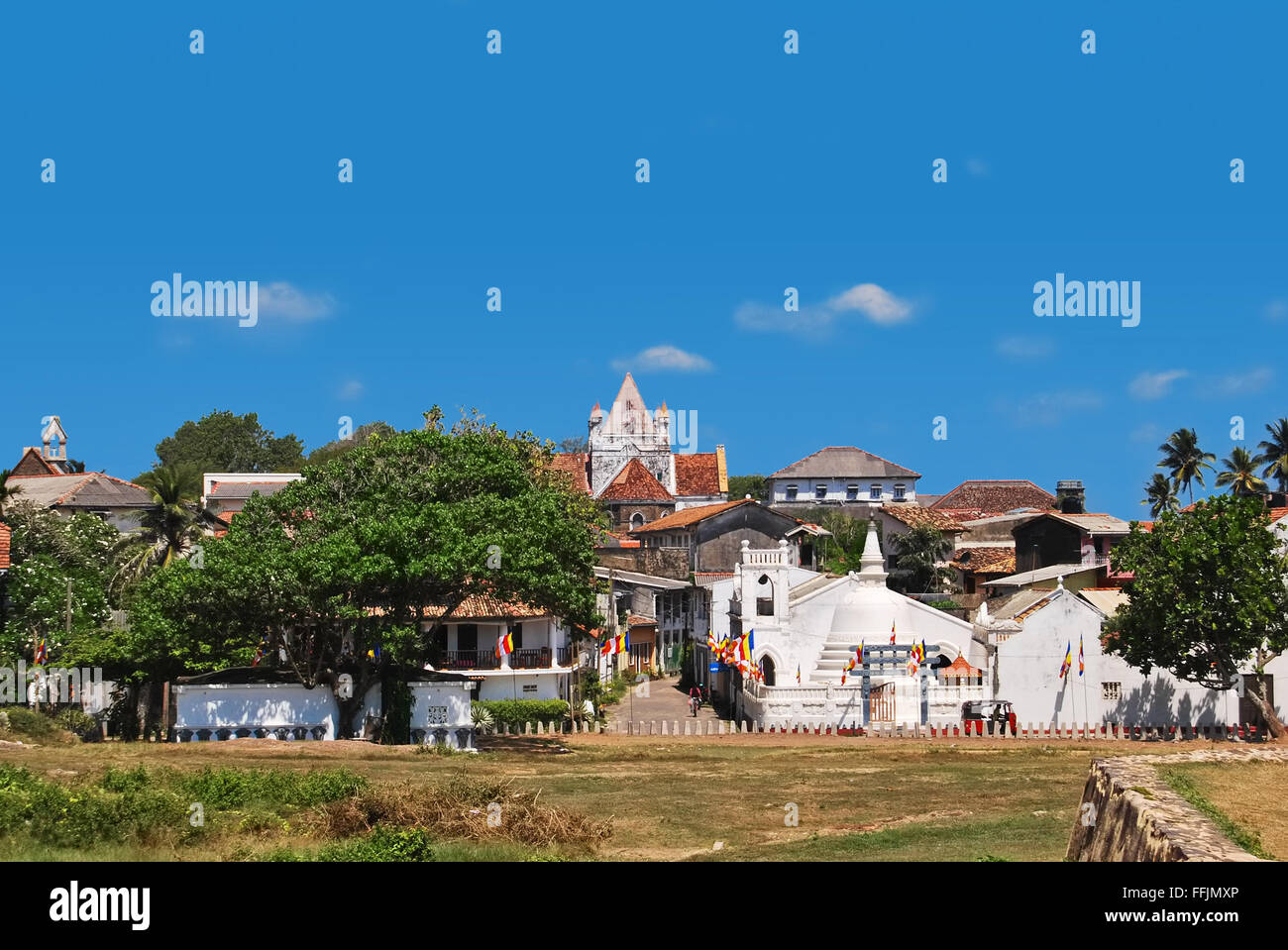 Olandese Galle Fort (Fortezza), Galle, Sri Lanka, vista generale con chiesa cristiana e Shri Sudharmalaya tempio buddista Foto Stock