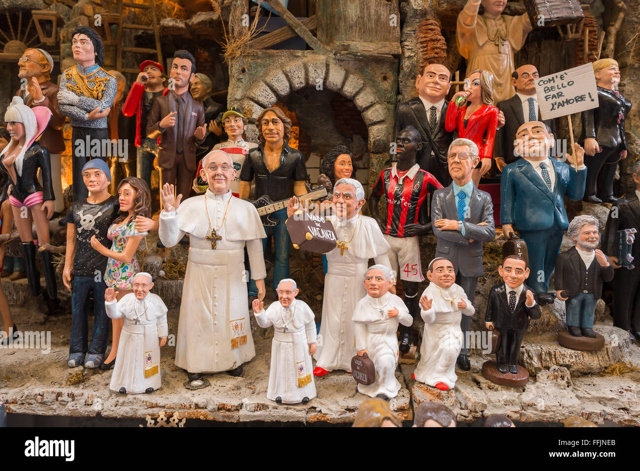 Presepe di Napoli shop e un gruppo di celebrità colorate figurine realizzati da artigiani del presepe il negozio nella Via San Gregorio Armeno a Napoli, Italia. Foto Stock