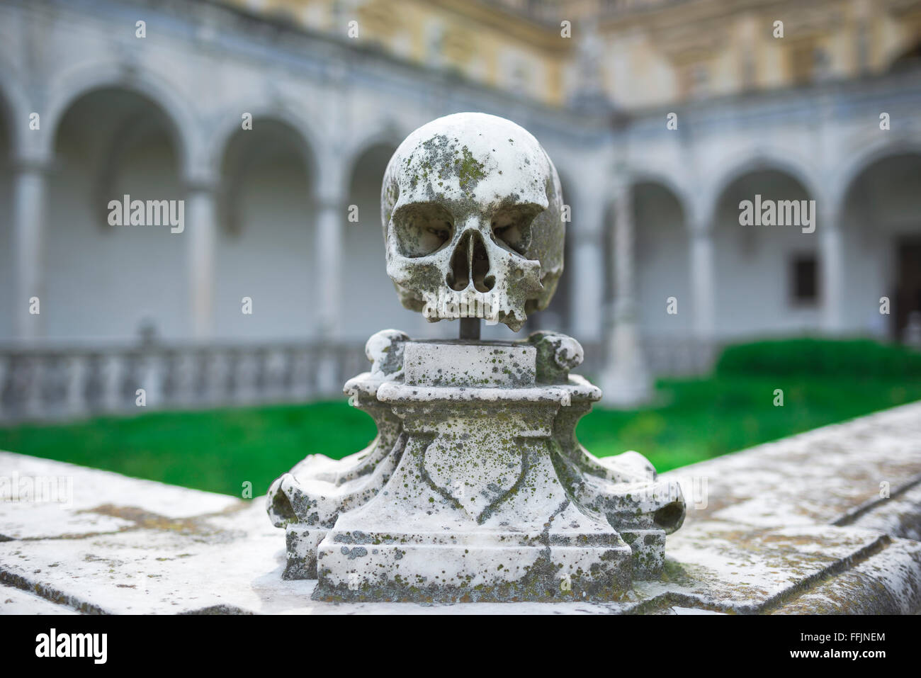 Simbolo della morte del cranio, vista dell'angolo di un cimitero certosino ornato da un teschio in pietra nel monastero della Certosa di San Martino, Napoli, Italia. Foto Stock