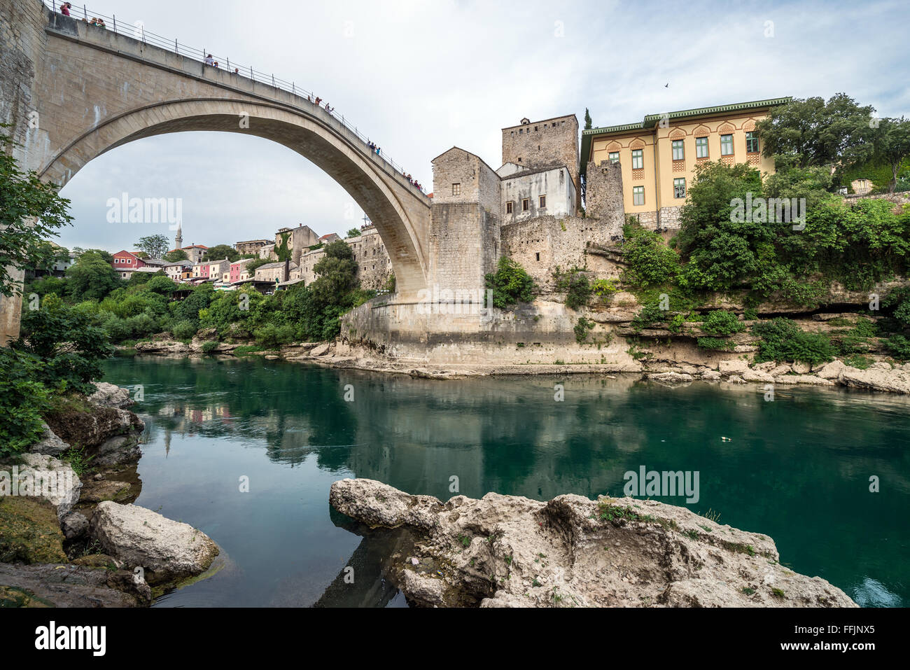 Vista aerea su Mostar Città Vecchia e Stari Most (Ponte Vecchio) con torre Tara oltre il fiume Neretva, Bosnia Erzegovina Foto Stock
