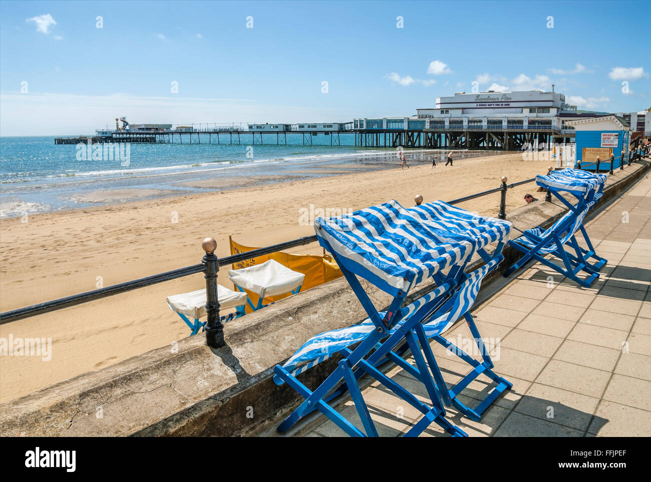 Sedie a sdraio a Sandown Beach presso l'Isola di Wight, nel sud dell'Inghilterra Foto Stock