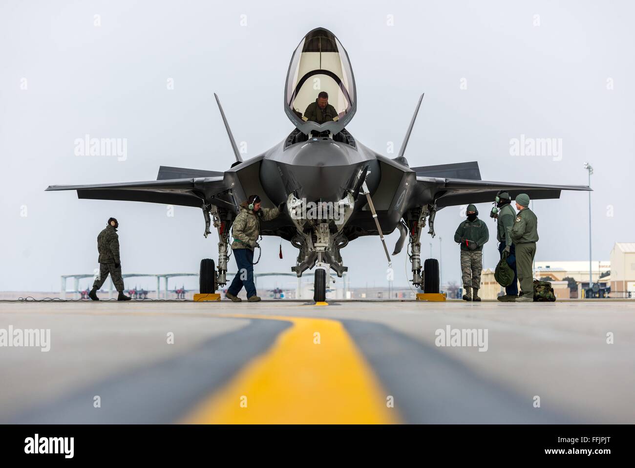 Un U.S. Air Force F-35un fulmine II Stealth Fighter Aircraft arriva a casa di montagna Air Force Base di Febbraio 13, 2016 in Elmore County, Idaho. Foto Stock