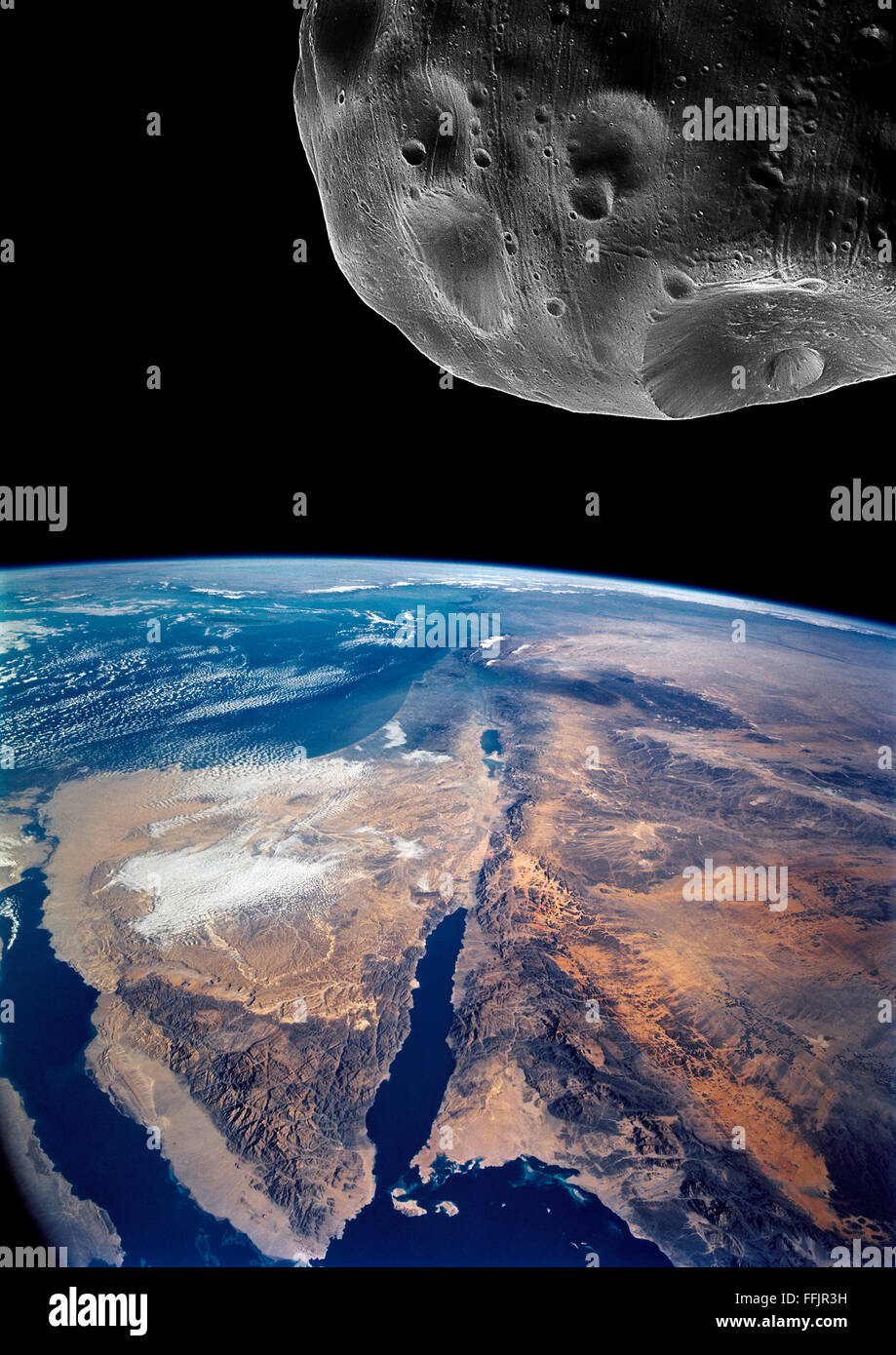 Grande chiusura di un asteroide per il pianeta Terra. Apocalisse concetto. "Elementi di questa immagine fornita dalla NASA ' Foto Stock
