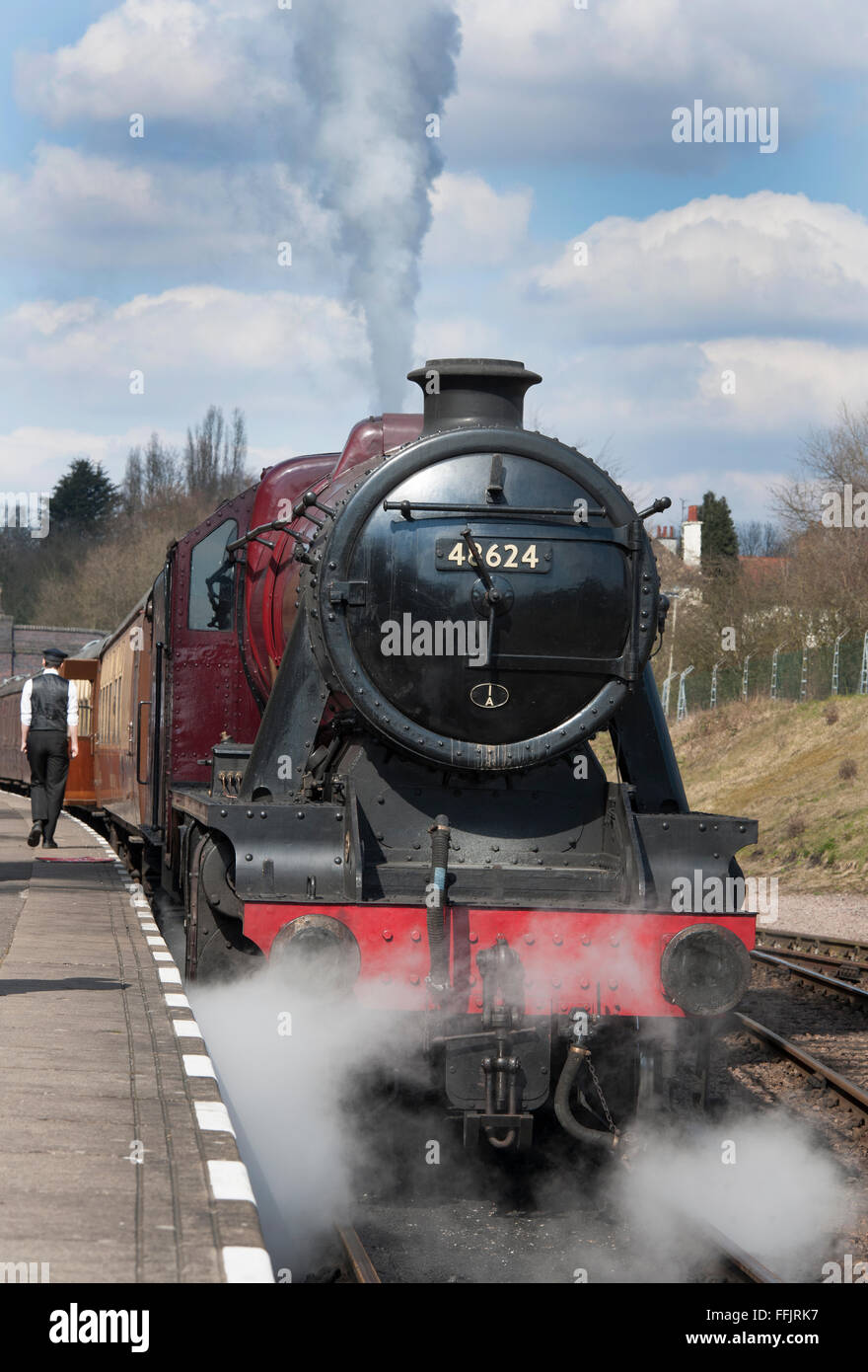 48624 LMS 8f nella classe 2-8-0 motore a vapore a Leicester stazione ferroviaria nord, Great Central Railway, Leicestershire, Inghilterra, Regno Unito. Foto Stock