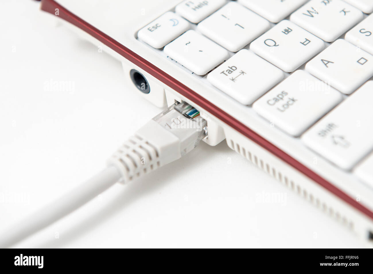 Il cavo LAN è il collegamento internet per laptop Foto Stock