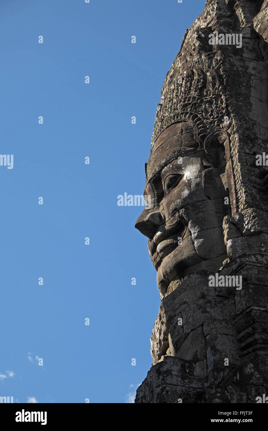 Enorme volto scolpito su una torre, tempio Bayon, Angkor Thom, vicino a Siem Reap, Cambogia, in Asia. Foto Stock