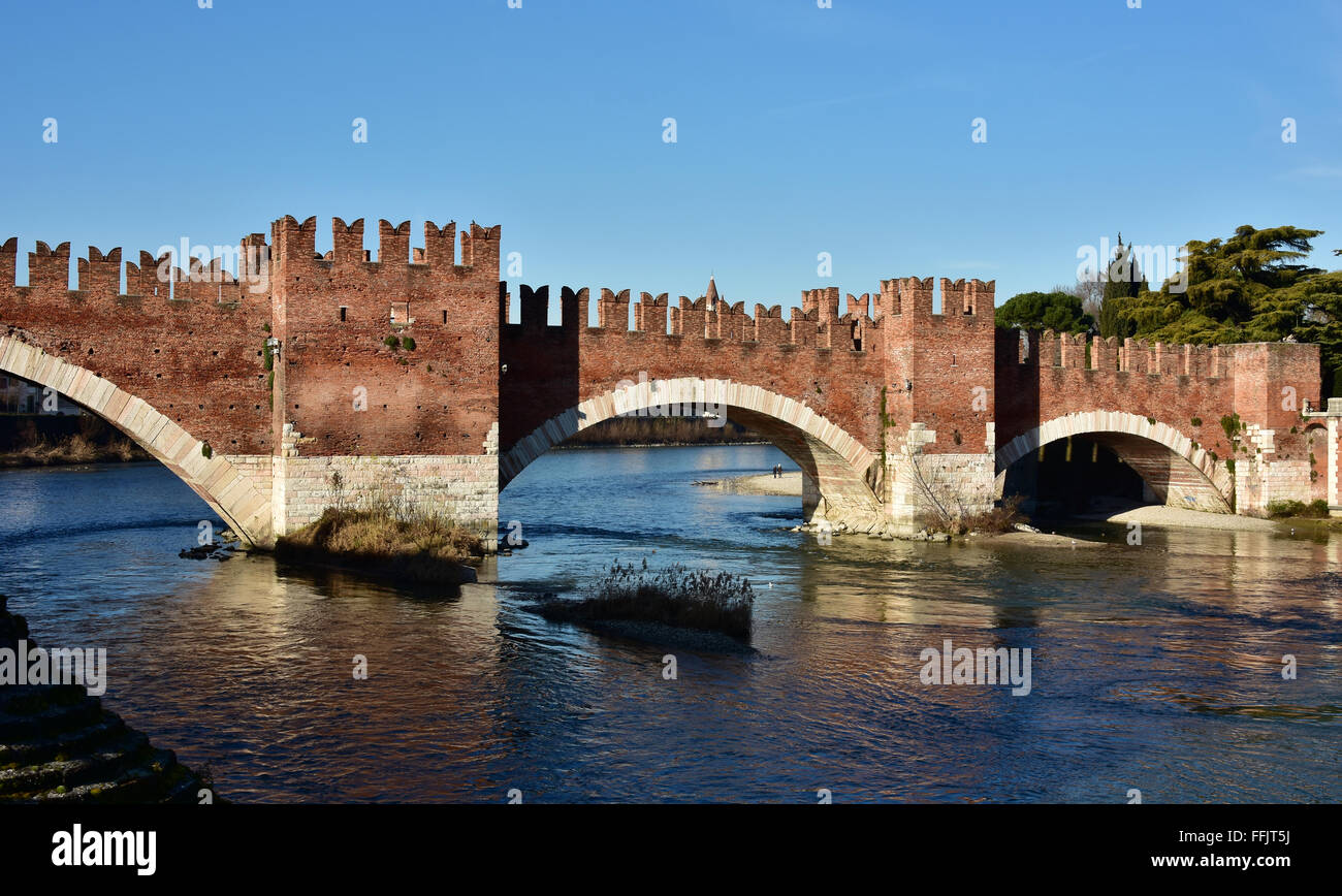 Il medievale Ponte Scaligero, un famoso punto di riferimento nella città di Verona, con merlatura ghibellin Foto Stock