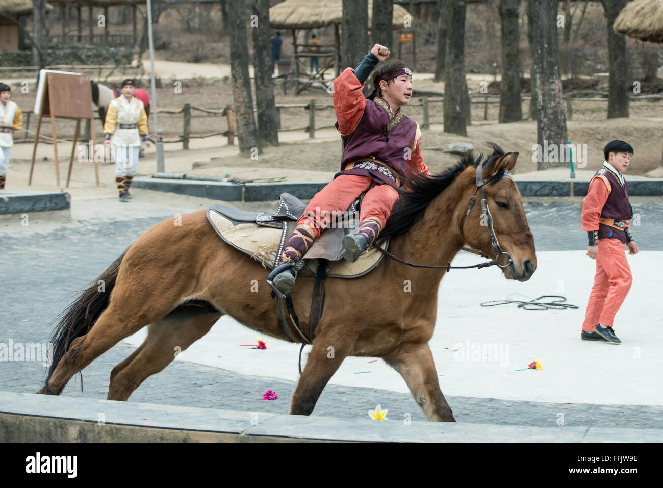 Seoul, Corea del Sud - 28 Gennaio 2016: il partecipante a le prodezze equestre atto, un breve acrobatica a cavallo di procedura eseguita Foto Stock