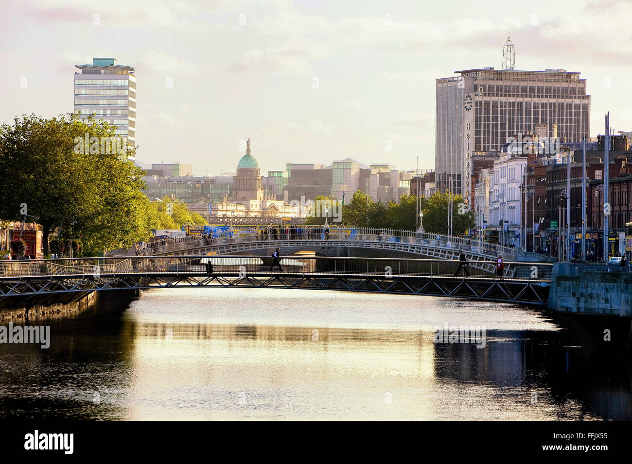 Millenium & Ha'penny Bridge Dublino Irlanda Foto Stock