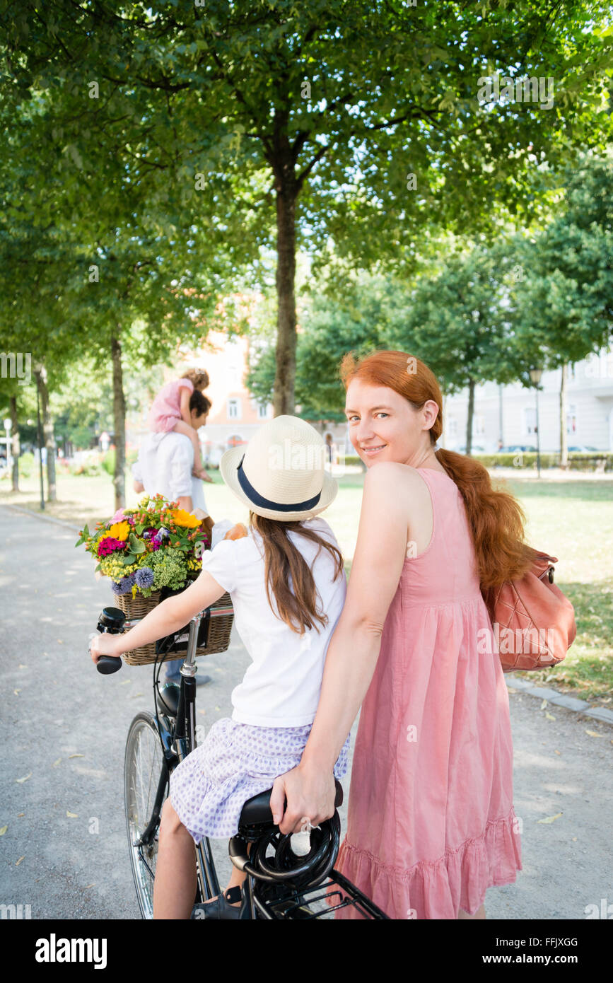Madre e figlia Bicicletta Equitazione Foto Stock