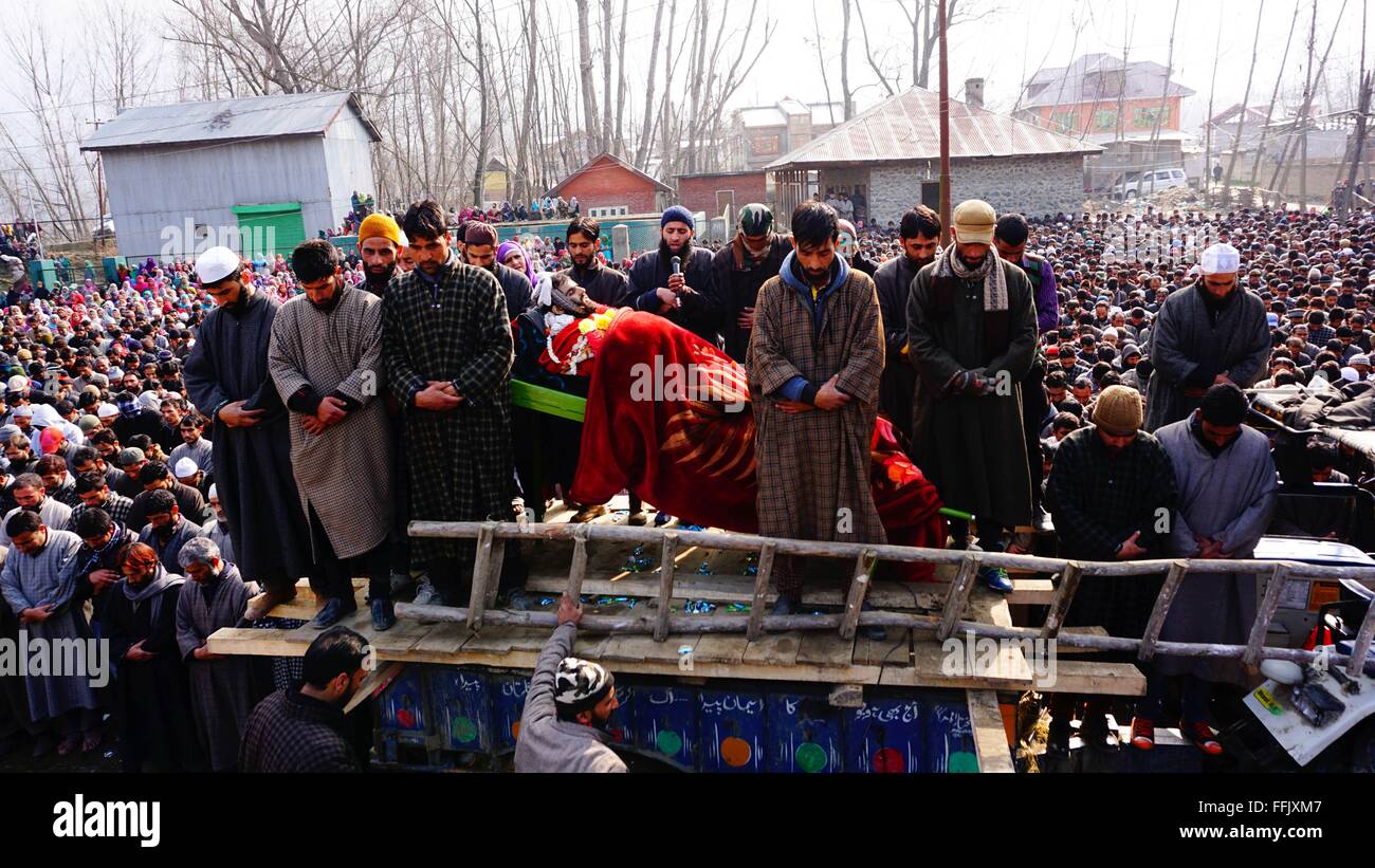 Banderpora, Kashmir. Il 15 febbraio, 2016. I musulmani del Kashmir offrire preghiere funebri accanto al corpo coperto nella coltre di Adil Ahmed, un militante che è stato ucciso in una battaglia di pistola Credito: Basit zargar/Alamy Live News Foto Stock