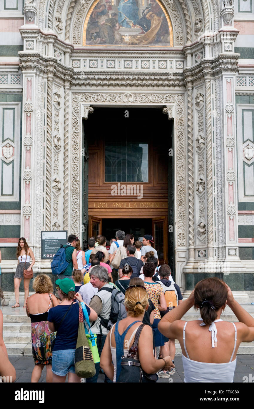 La gente in coda per il Duomo (Santa Maria del Fiore la cattedrale), Firenze, Italia, Foto Stock