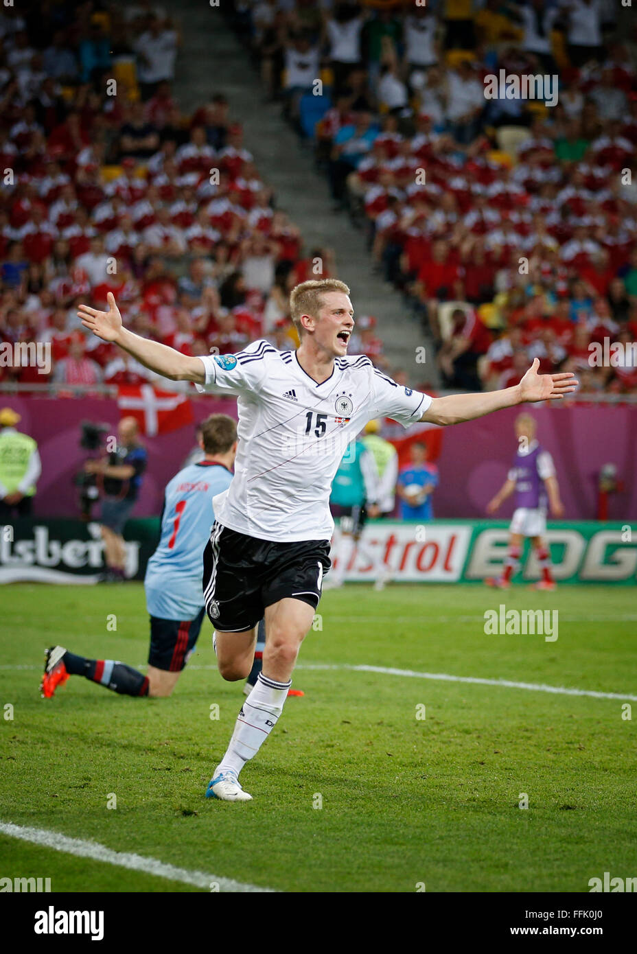 Lars Bender di Germania reagisce dopo aver segnato un gol contro la Danimarca durante la loro UEFA EURO 2012 gioco su Lviv Arena Foto Stock