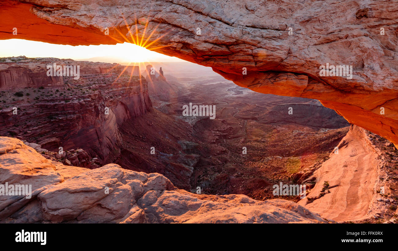 Mesa Arch all'alba, e il Parco Nazionale di Canyonlands, Utah Foto Stock