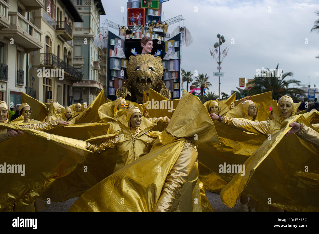 Viareggio, Italia. 14 Febbraio, 2016. ritratto della maschera di Carnevale du4ing il 3 parate di 2016 Carnevale di Viareggio Credito: JBphotoeditorial/Alamy Live News Foto Stock