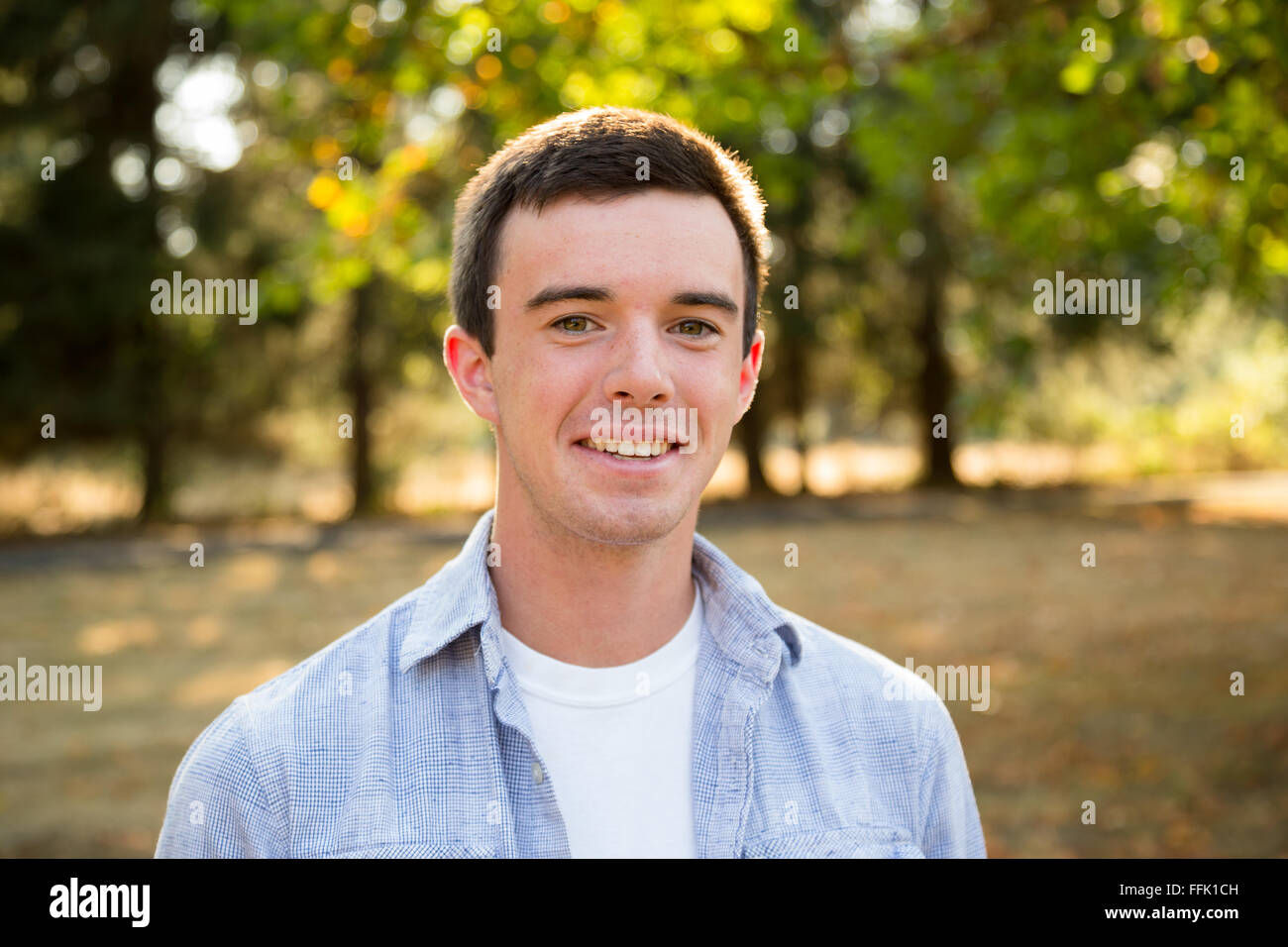 Ritratto di un giovane uomo che è una scuola di alta senior in Oregon. Foto Stock