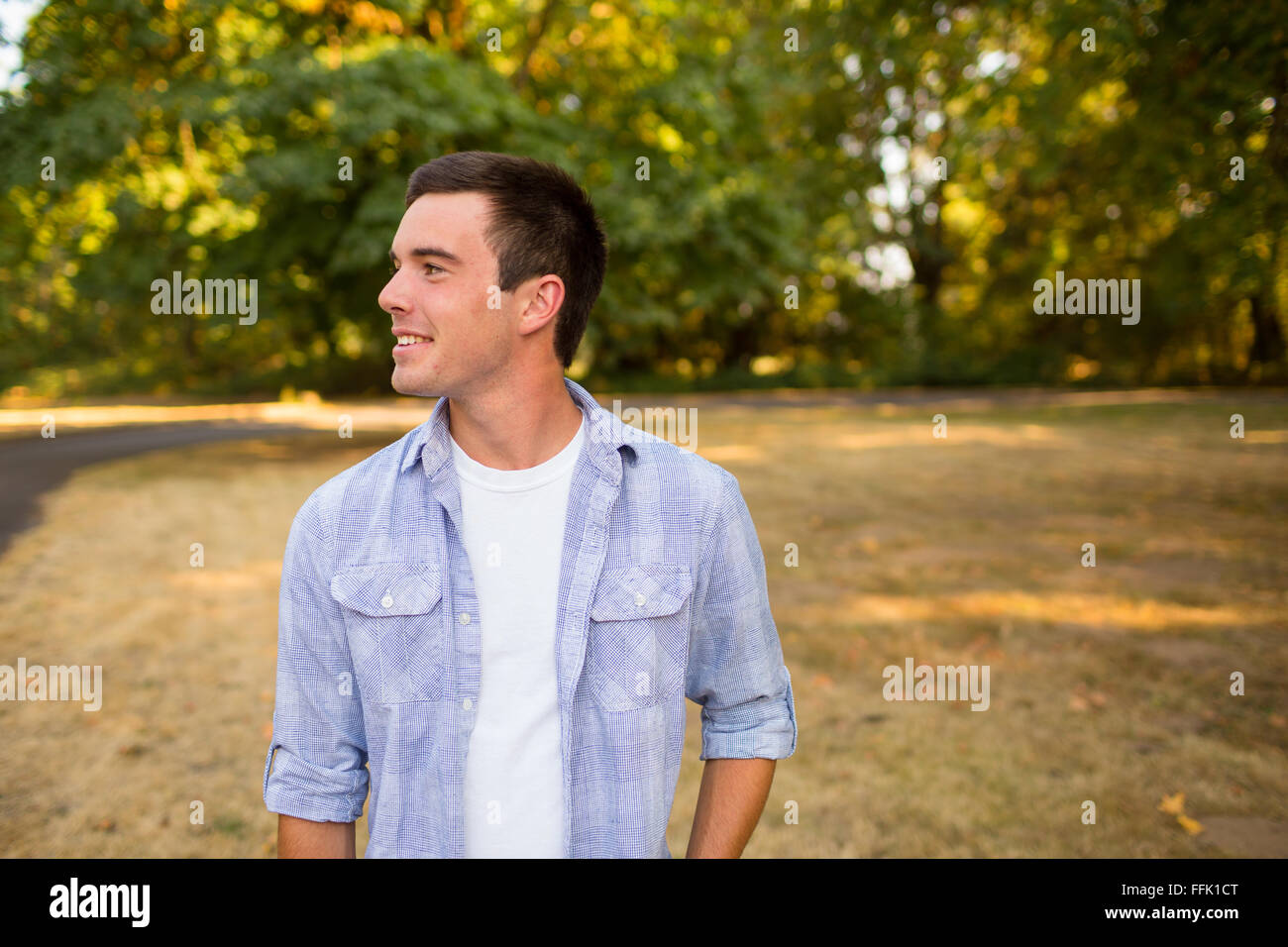 Ritratto di un giovane uomo che è una scuola di alta senior in Oregon. Foto Stock