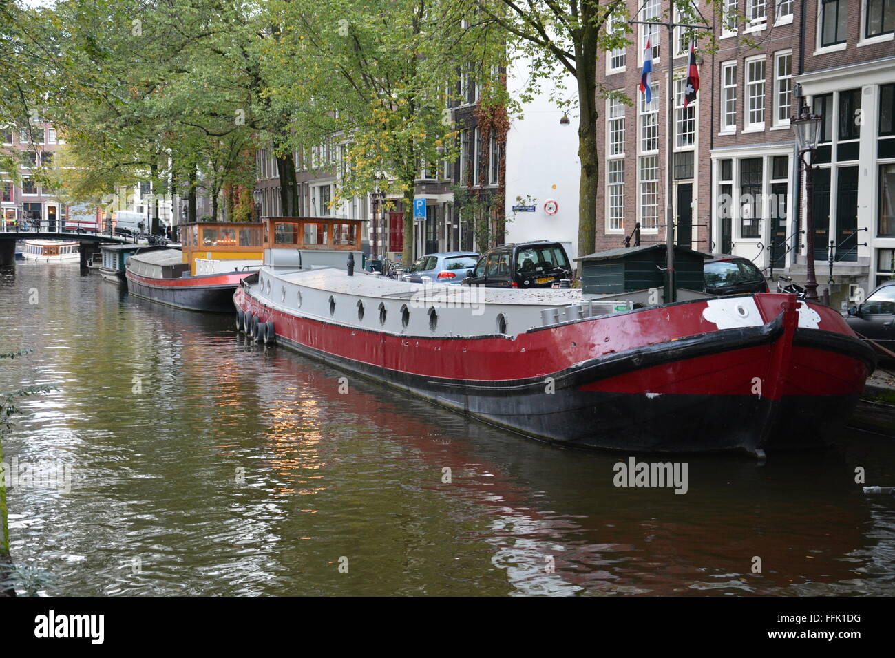 Canal Boat case può essere piuttosto abbondante e sono un modo di vita in Amsterdam. Foto Stock