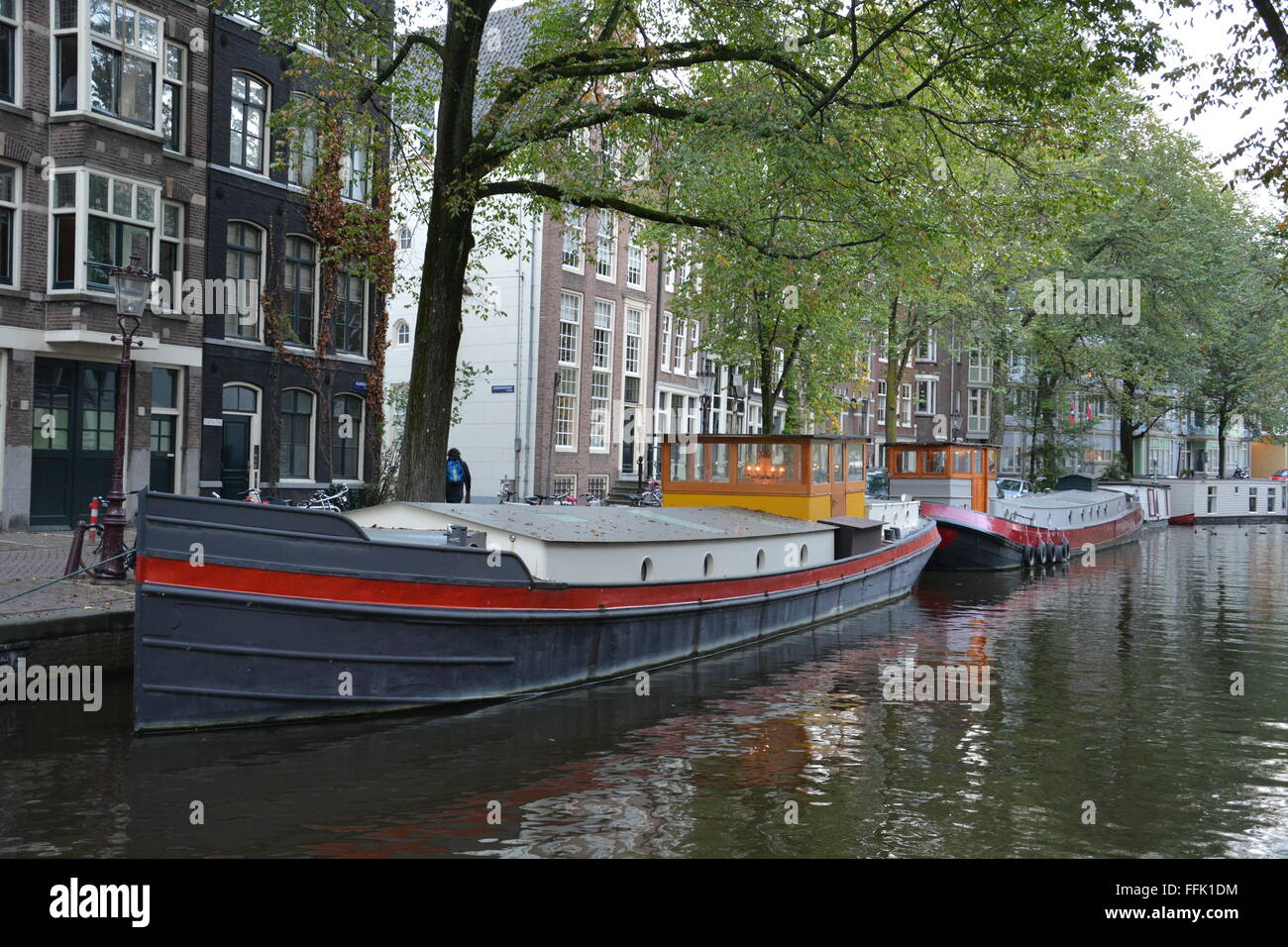 Canal Boat case può essere piuttosto abbondante e sono un modo di vita in Amsterdam. Foto Stock