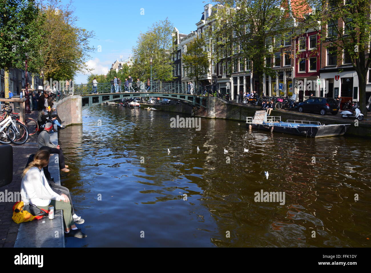 Un canale nel quartiere a luci rosse di Amsterdam Paesi Bassi. Foto Stock