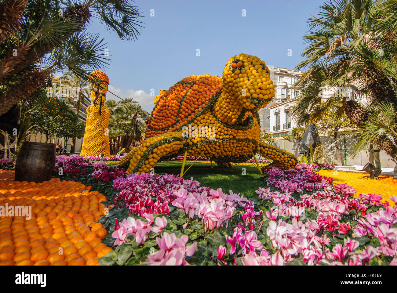 Giant colorata struttura fatta con le arance e limone I frutti come parte dell'annuale Menton Lemon Festival nel sud della Francia Foto Stock