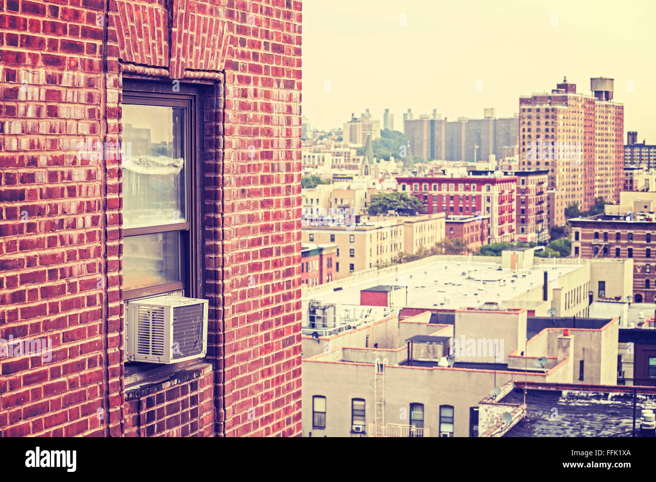 Vintage tonica finestra esterna con il condizionatore d'aria, unità di Harlem, STATI UNITI D'AMERICA. Foto Stock