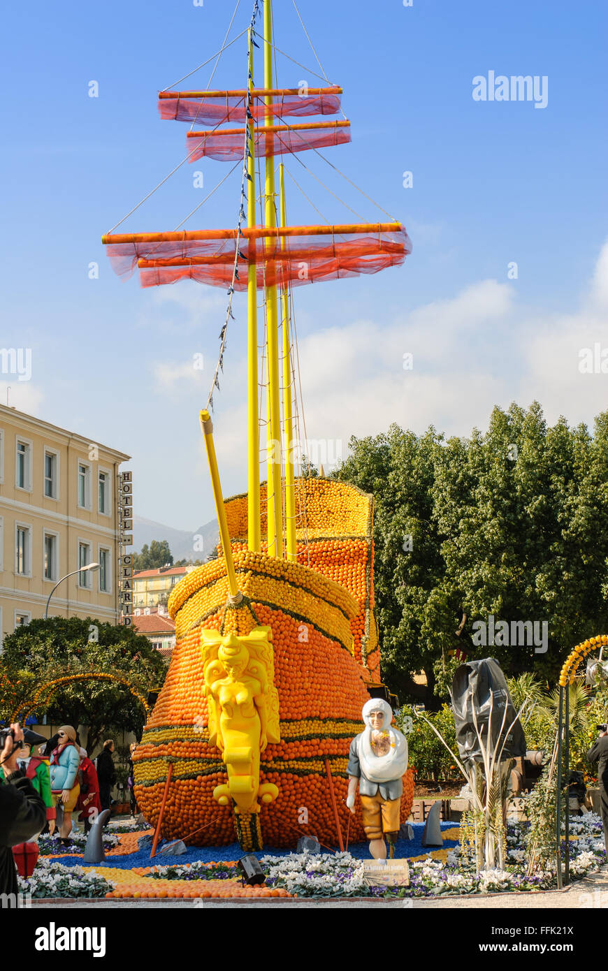 Giant barca a vela realizzata con le arance e limone I frutti come parte dell'annuale Menton Lemon Festival nel sud della Francia Foto Stock